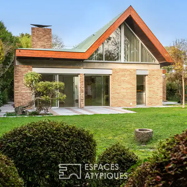 ARCHITECT-DESIGNED HOUSE IN PRIVILEGED SETTING