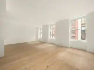 Luxurious Living in Spacious Apartment