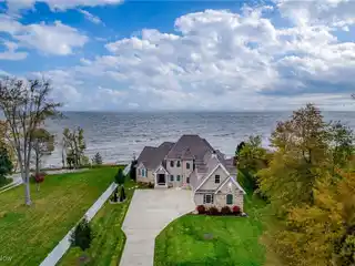 Stunning Lakefront Paradise