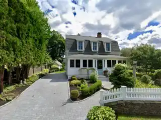 Coastal Charm and Modern Elegance in an Unbeatable Location
