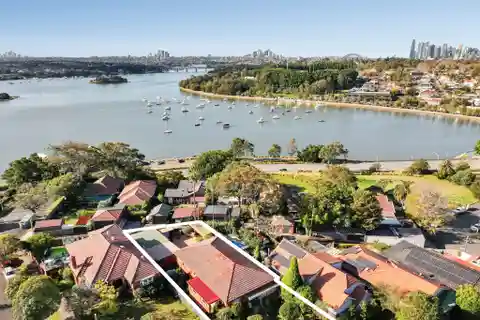 Elegant Residence in the Exclusive Dobroyd Point Estate