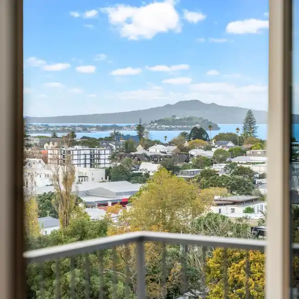 PENTHOUSE LEVEL HOME WITH JAW-DROPPING VIEWS
