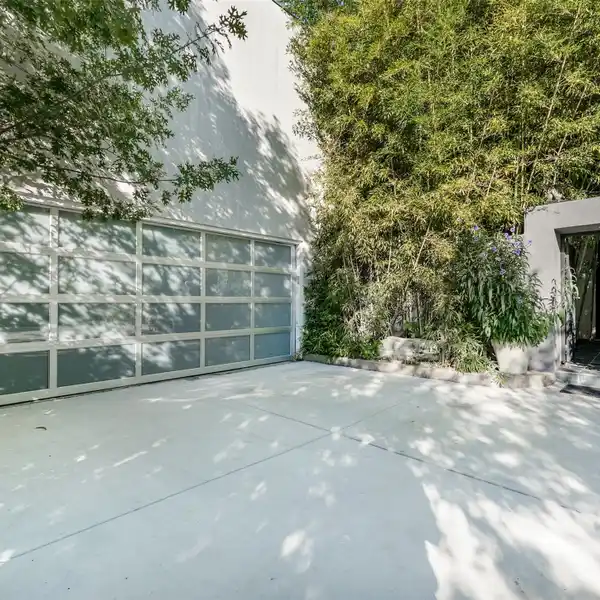 SPACIOUS RESIDENCE WITH FLEXIBLE LIVING SPACES