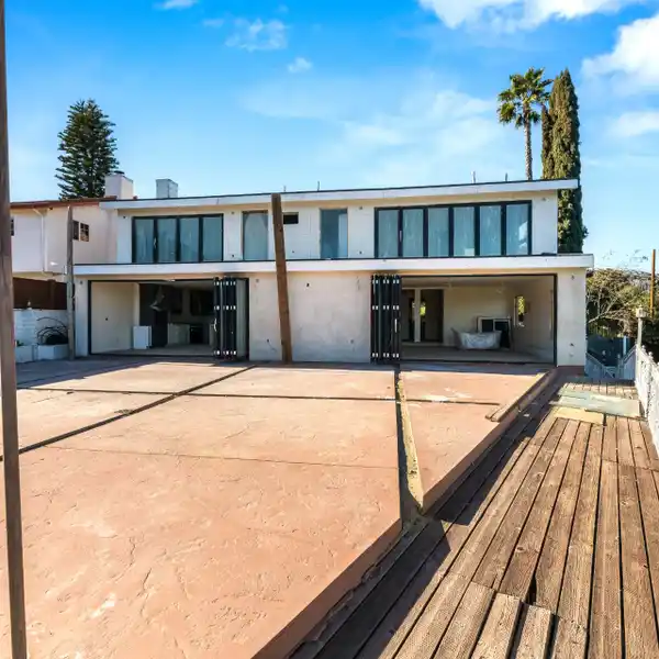 GREAT OPPORTUNITY IN THE HOLLYWOOD HILLS/STUDIO CITY AREA