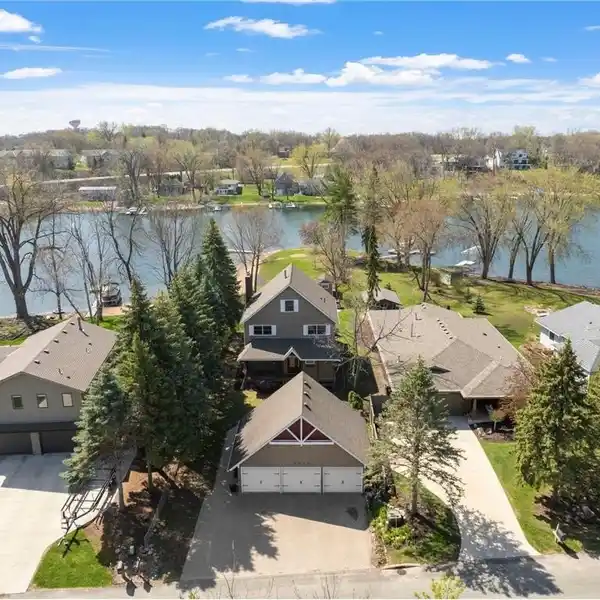 EXTRAORDINARY FIVE-BEDROOM HOME