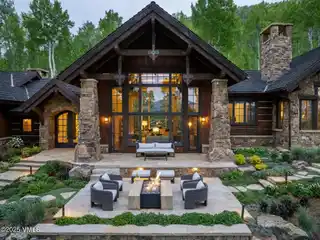 Sophisticated and Inviting Mountain Estate