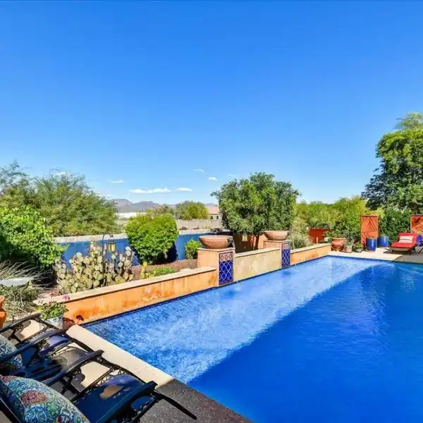 SEAMLESS INDOOR-OUTDOOR FLOW WITH EXPANSIVE WINDOWS