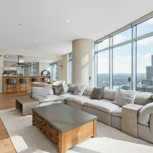 GORGEOUS RESIDENCE AT THE AUSTONIAN