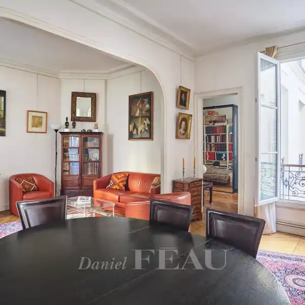 IDEAL PIED-à-TERRE IN A RECENTLY RENOVATED BUILDING