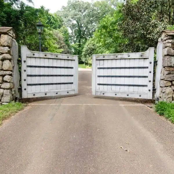 EXTRAORDINARY 15-ACRE PROPERTY