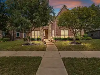 Warmth and Elegance with an Open Layout