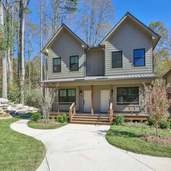 PERFECT TOWNHOME IN HIGHLANDS