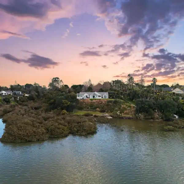 EXTRAORDINARY WATERFRONT ESTATE
