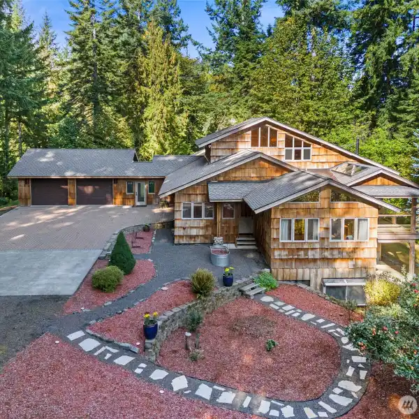 SECLUDED LUXURY ESTATE ON 86 ACRES OF TIMBERLAND