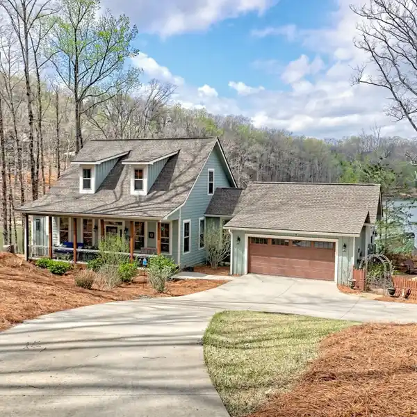 ULTIMATE LAKEFRONT RETREAT