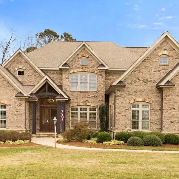 CAPTIVATING CUSTOM LUXURY ESTATE IN DESIRABLE LOCATION