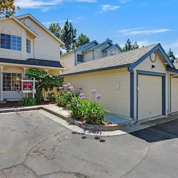 STYLISH RETREAT WITH WRAPAROUND PATIO