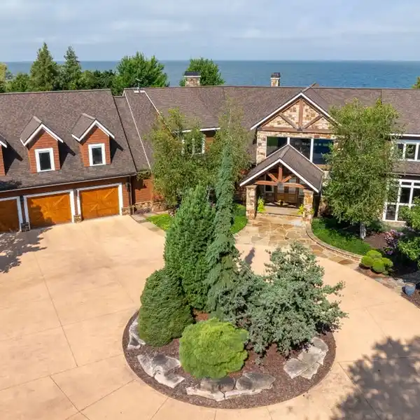 THE LAKEHOUSE - PRIVATE WATERFRONT ESTATE