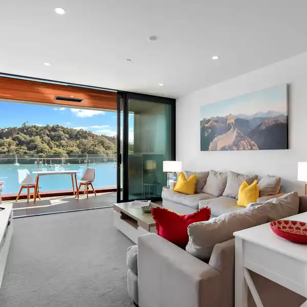 SPACIOUS AND UNIQUE CATALINA BAY APARTMENT