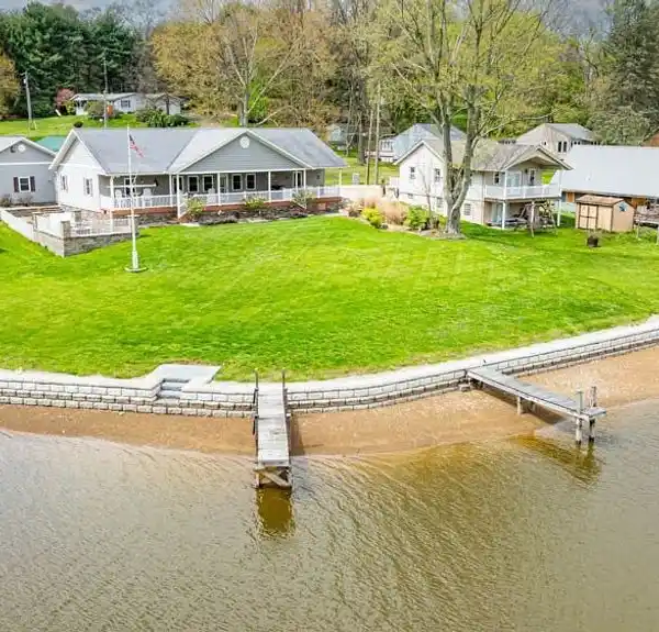 EXTRAORDINARY LAKEFRONT RETREAT