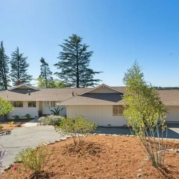 IRRESISTIBLE RANCHETTE WITH SPELLBINDING VISTAS