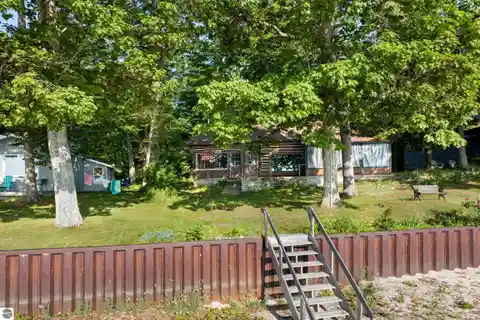 The Log - Historic Waterfront Retreat