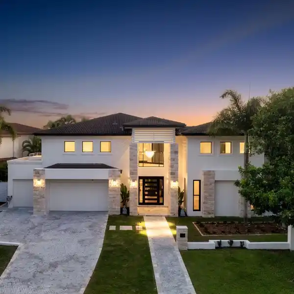 WATERFRONT HAVEN OF ARCHITECTURAL REFINEMENT