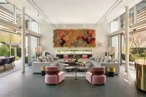 Dramatic Postmodern Masterpiece