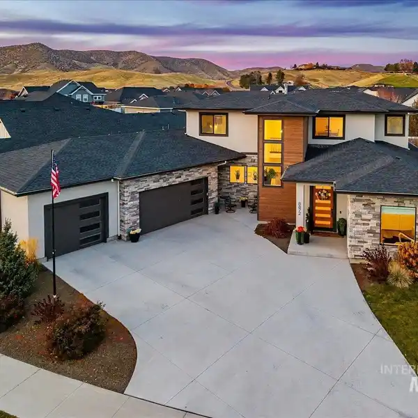 LOVELY MODERN FARMHOUSE DESIGNED WITH CARE