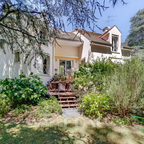 PRIVILEGED LIVING IN A PEACEFUL SETTING