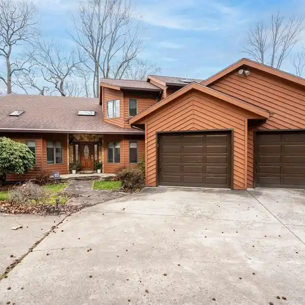 LUXURIOUS RETREAT NESTLED IN THE HEART OF SUNCREST