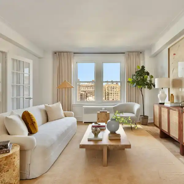 HIGH-FLOOR CLASSIC SIX WITH TIMELESS CHARACTER