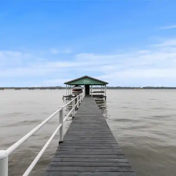 FUN LAKE HOUSE WITH TWO DOCKS