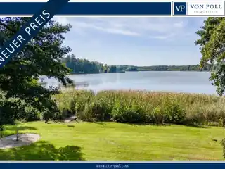 Lakefront Villa on Park-like Property