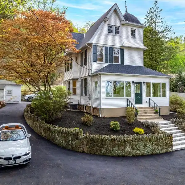 FULLY RENOVATED HISTORIC 1895 VICTORIAN