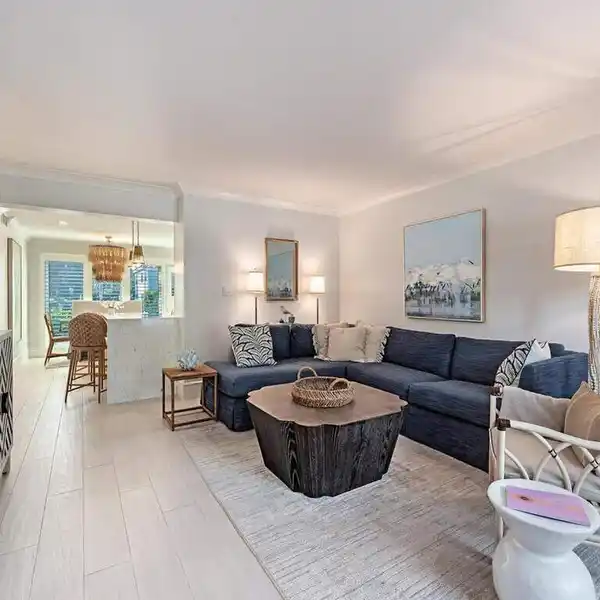 STUNNING CONDO IN A SOUGHT-AFTER AREA