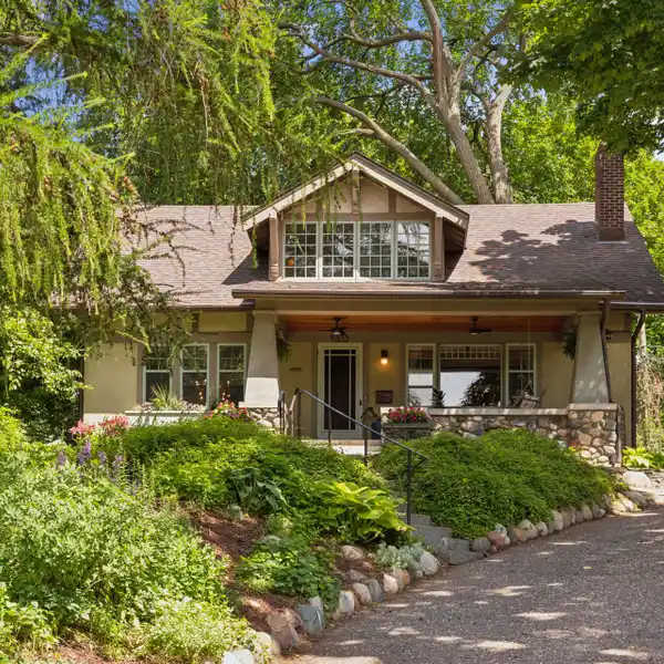 STUNNING LYNNHURST HOME