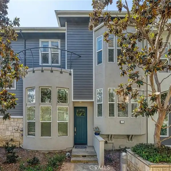 SPLIT-LEVEL TOWNHOME IN A CONVENIENT LOCATION