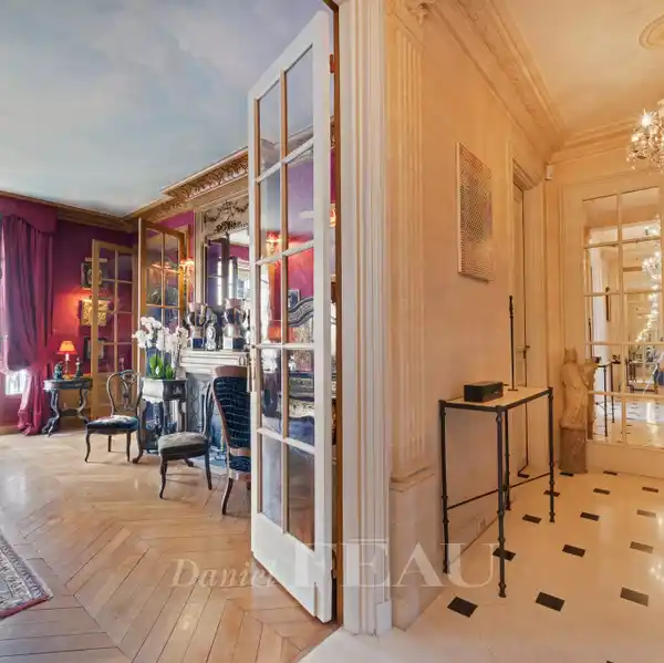 ELEGANT DUAL-ASPECT APARTMENT