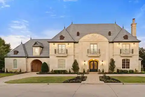 Grand Estate in Prestigious Strawberry Fields
