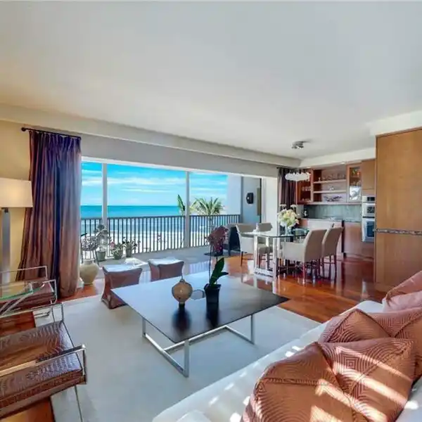 WELL-APPOINTED RESIDENCE ON THE BEACH