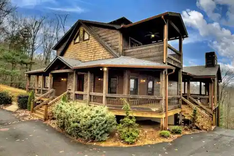 Mountain Home Blending Serenity and Grandeur