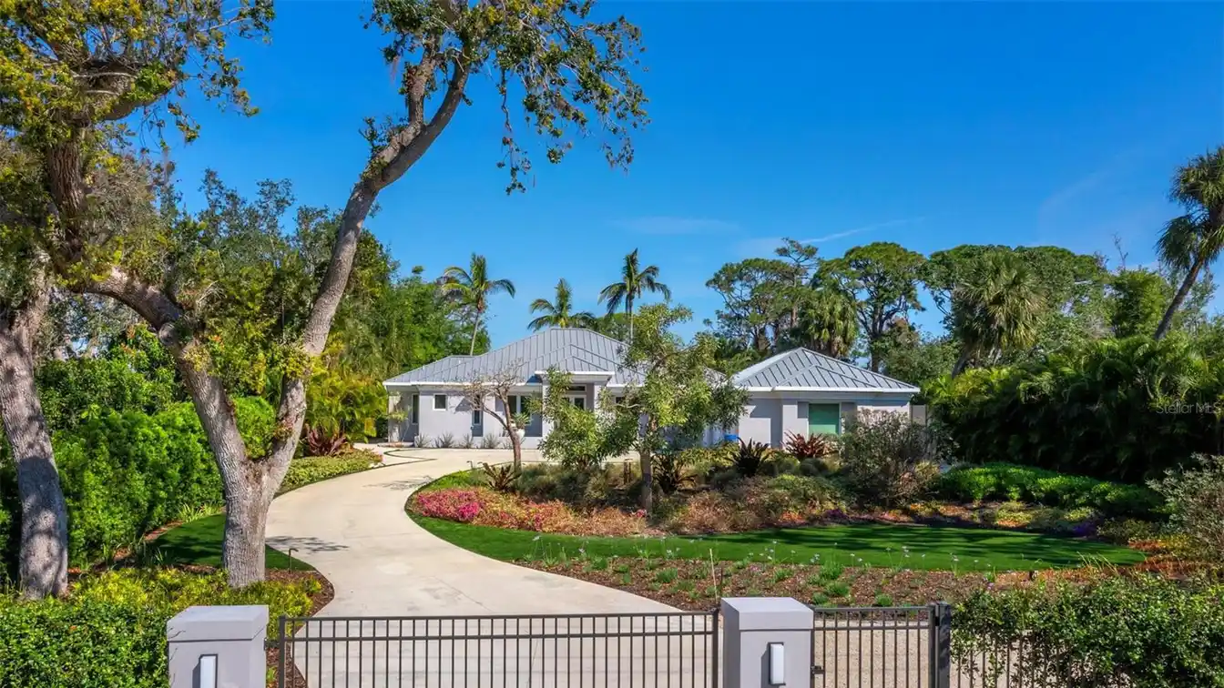 Exceptional Custom-built Residence with Separate Guest Quarters