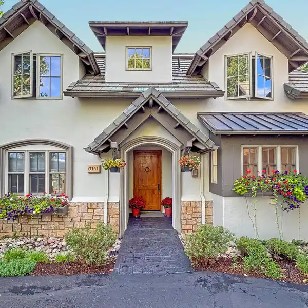 UNIQUELY SITUATED CORDILLERA KENSINGTON RETREAT