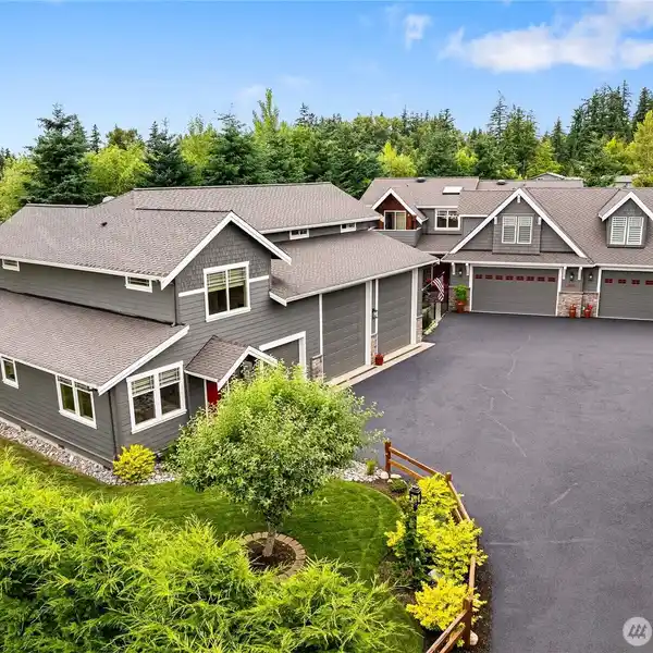 STUNNING BELLINGHAM HOME WITH FULLY UPDATED FEATURES
