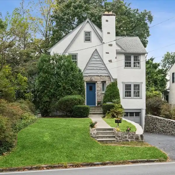 WELCOMING SCARSDALE HOME