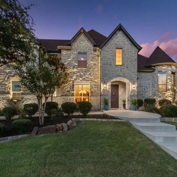 EXTRAORDINARY PFIEFER CUSTOM HOME WITH RUSTIC CHARM