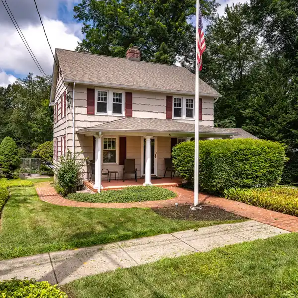 WELL-MAINTAINED COLONIAL IN OLD GREENWICH