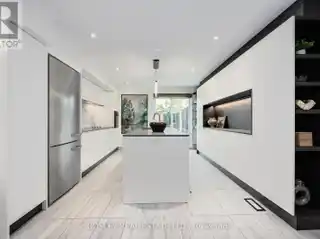 Luxury Townhouse with Private Outdoor Spaces