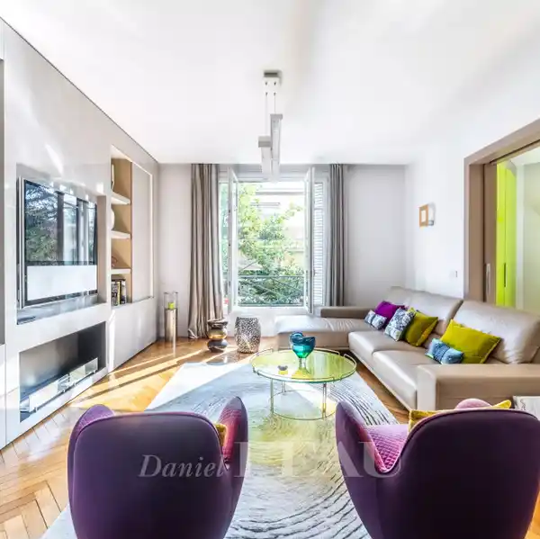 BEAUTIFULLY RENOVATED, SPACIOUS URBAN FAMILY RETREAT